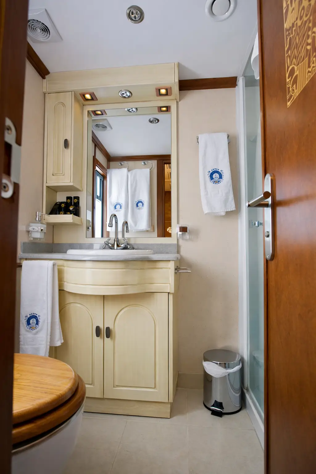 Deluxe Suite - Image 4