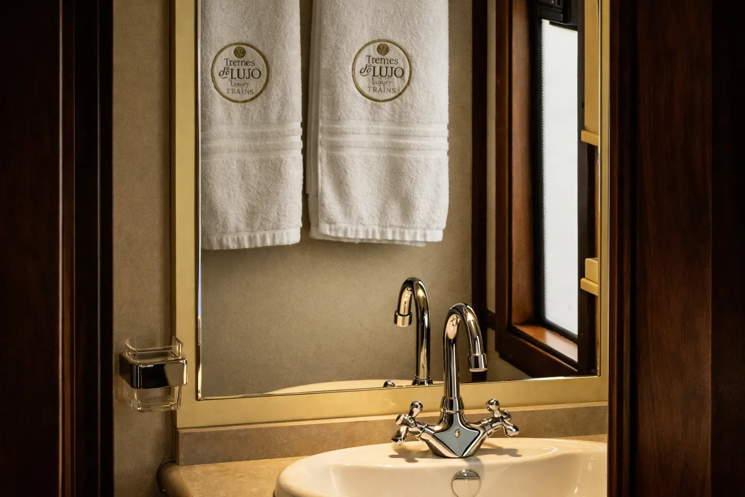 Deluxe Suite - Image 10