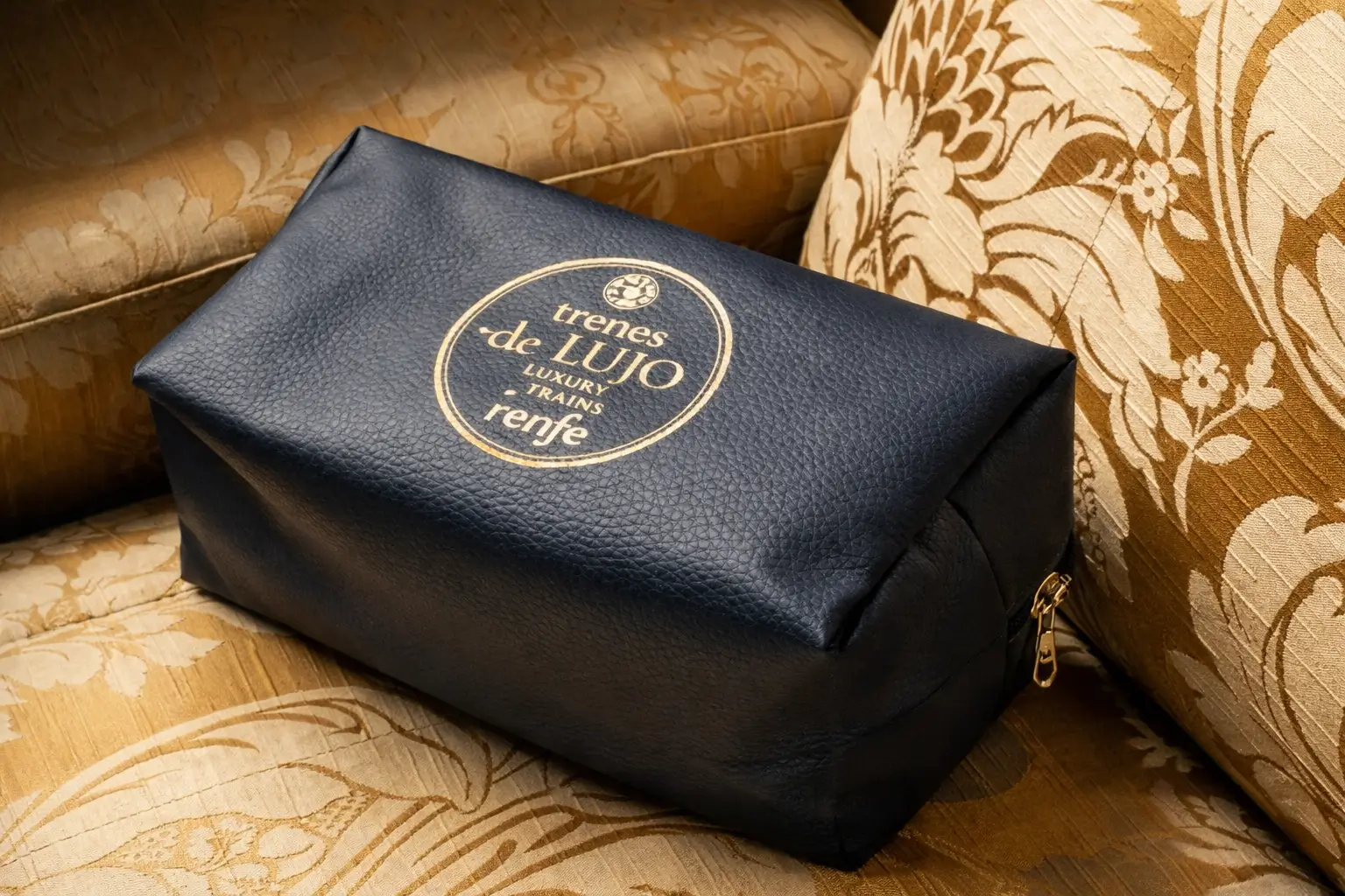 Deluxe Suite - Image 12