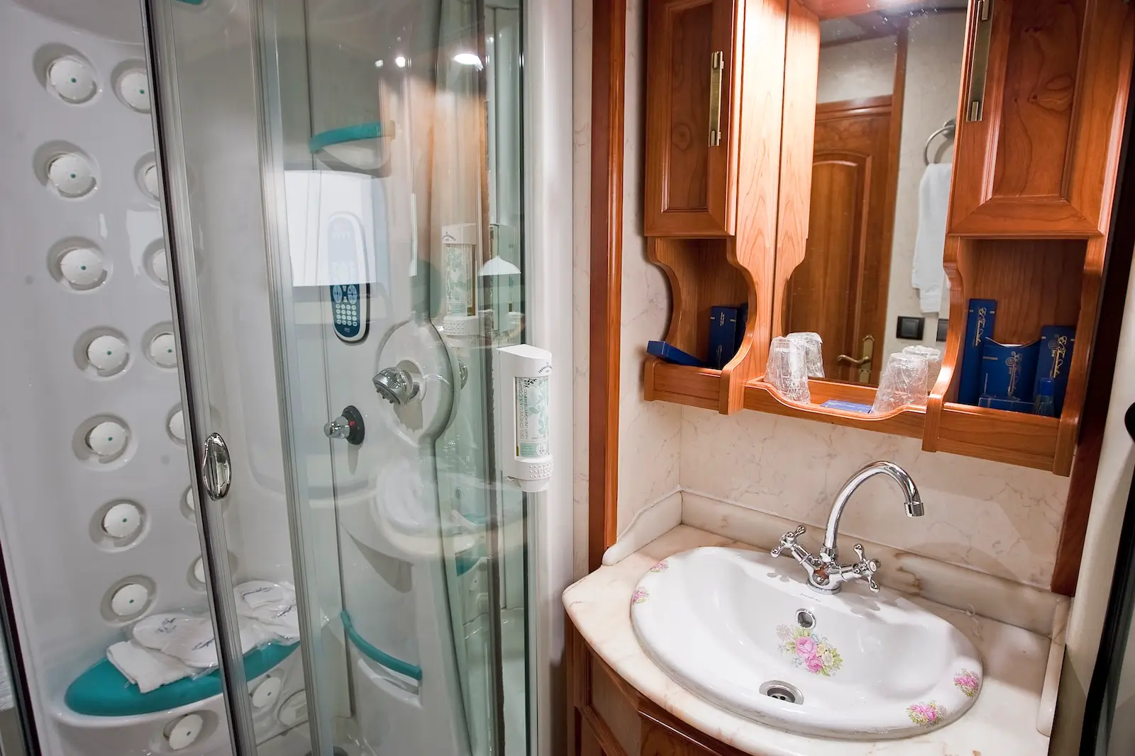 Deluxe Suite - Image 3