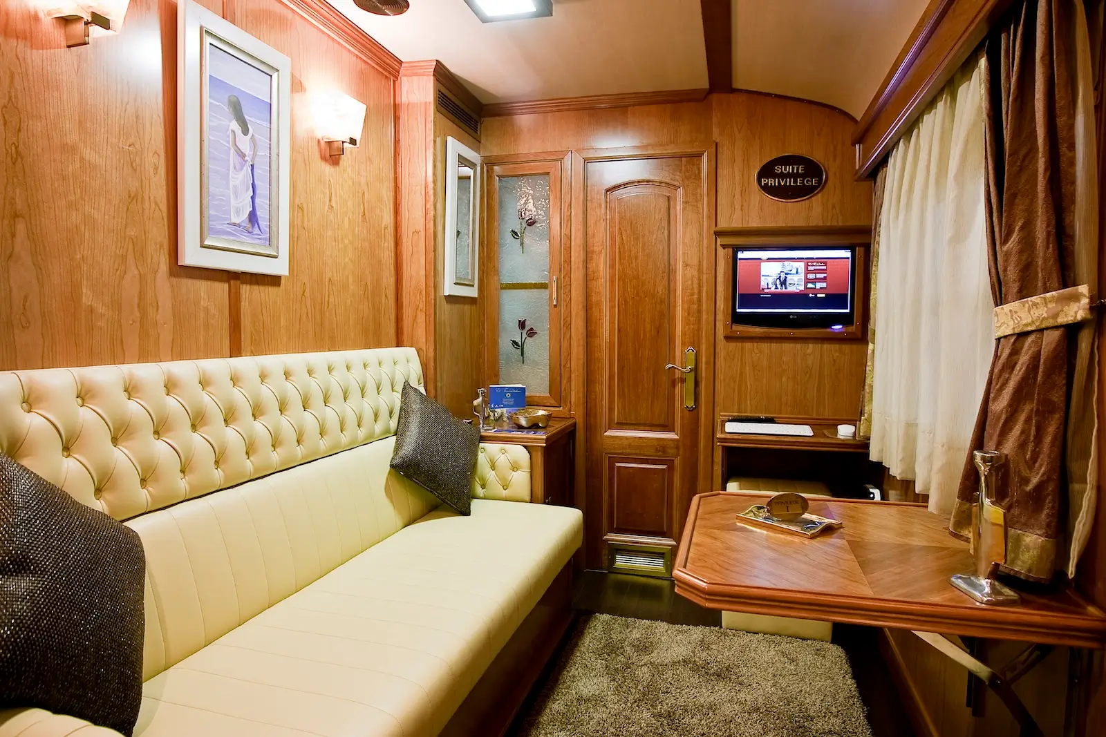 Deluxe Suite - Image 6